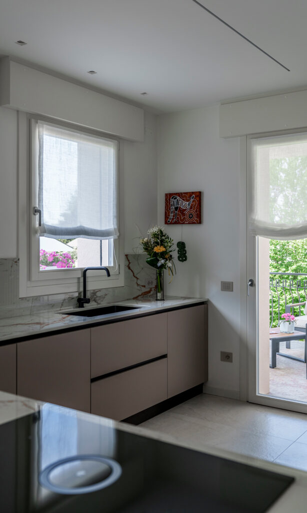 Vista interna degli infissi e della cucina
